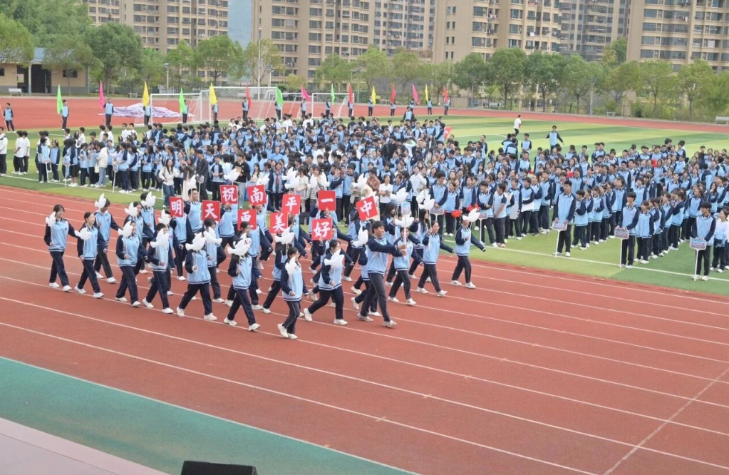 �������ǣ���ƽһ�е�52������ƽУ�����в���14���ﾶ�˶���